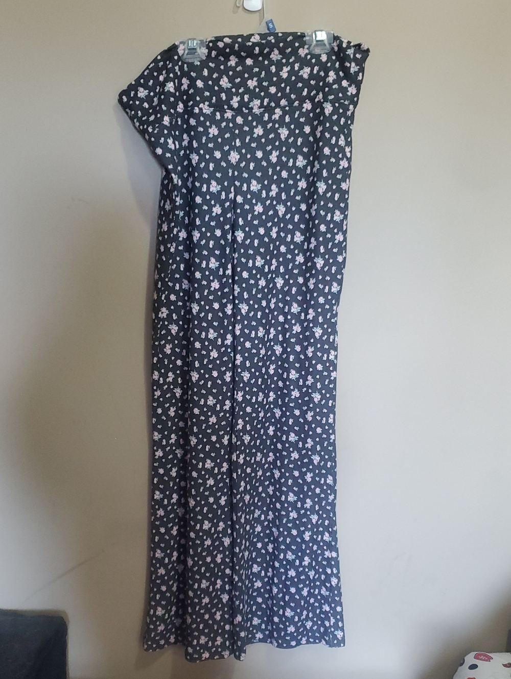 Hollister Women's Gray Floral Lounge Pants - size Large